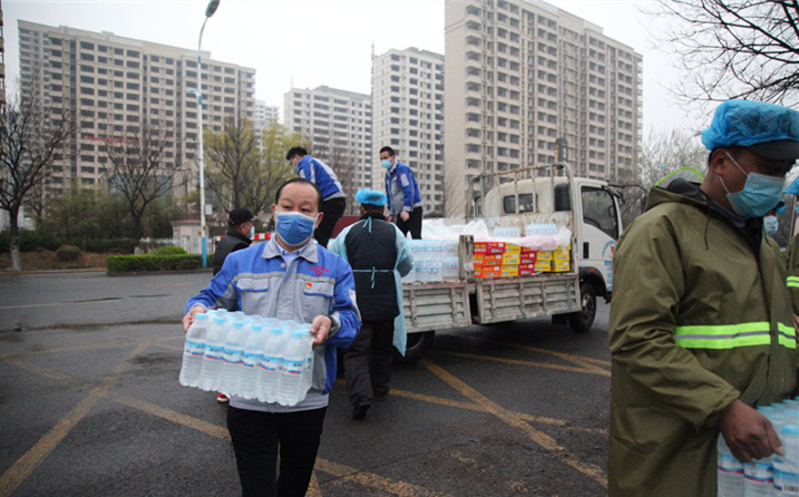 2月25日，山東金格瑞機械有限公司派代表來到齊魯師范學院捐贈防疫物資，保障校園防疫物品備足備齊，助力學校的疫情防控工作。